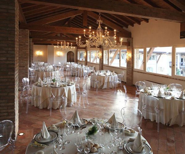 sedie-e-tavoli-per-sala-ricevimenti sedie-e-tavoli-per-sala-ricevimenti