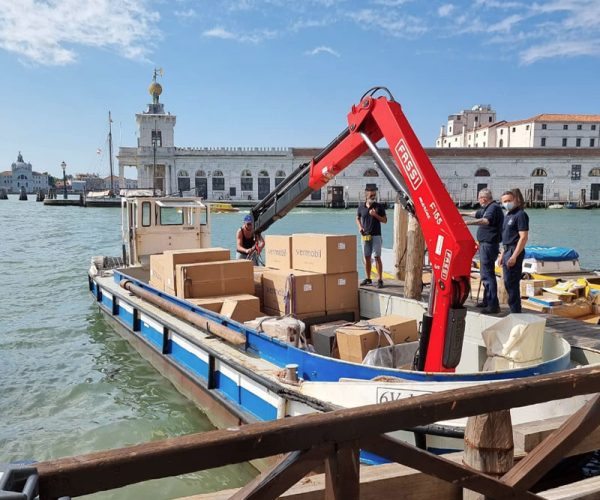 fasi-della-consegna-sedie-sgabelli-e-tavoli-hote-bauer-venezia fasi-della-consegna-sedie-sgabelli-e-tavoli-hote-bauer-venezia