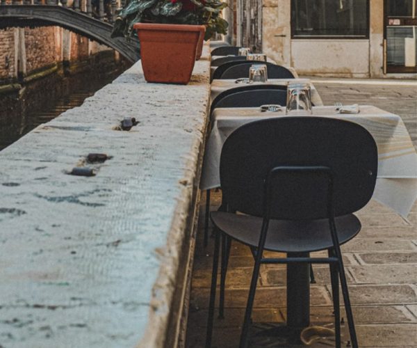fornitura-sedia-tondina-in-acciaio-per-osteria-di-venezia